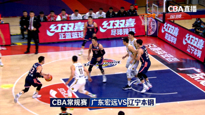 CBA常规赛广东宏远对阵辽宁本钢的比赛直播画面，篮球运动员在场上对抗