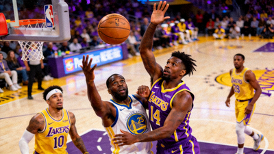 NBA季后赛湖人对阵勇士的比赛直播画面，球员正在激烈争夺篮球